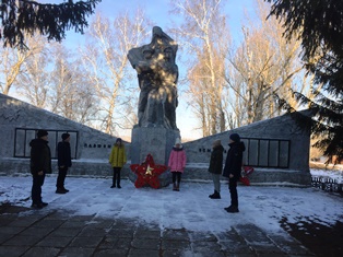 Возложение венка к Памятнику погибшим воинам
