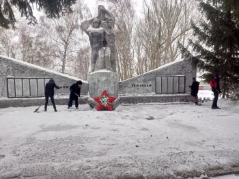 Очистка памятника от снега